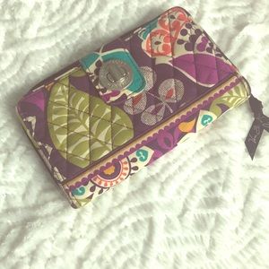 Vera Bradley Clutch 👛